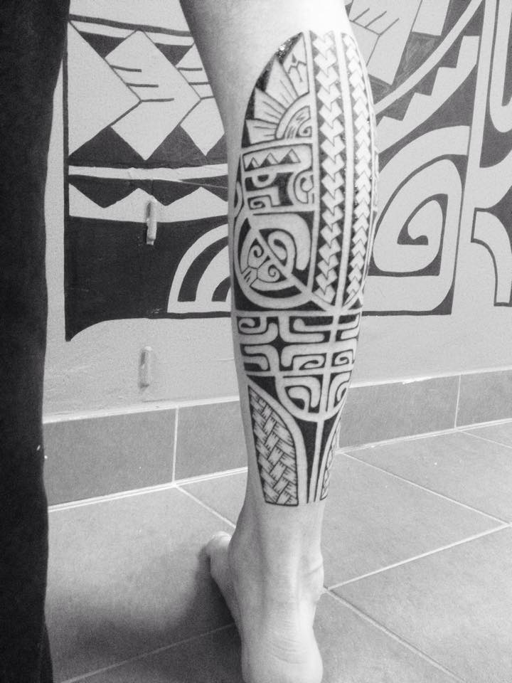 tatouage polynésien mollet homme