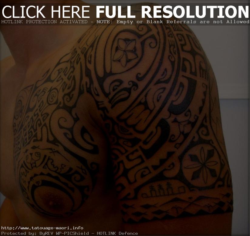 tatouage polynésien pectoraux épaule