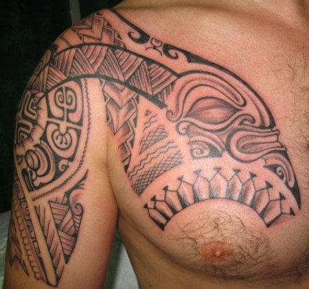 tatouage polynésien pectoraux épaule