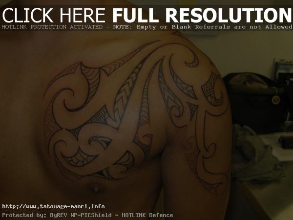 tatouage polynésien pectoraux épaule
