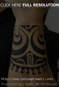 tatouage polynésien poignet