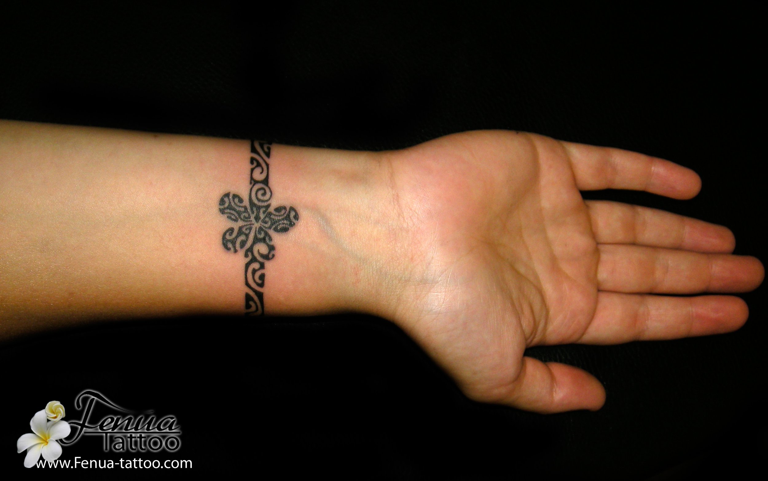 tatouage polynésien poignet