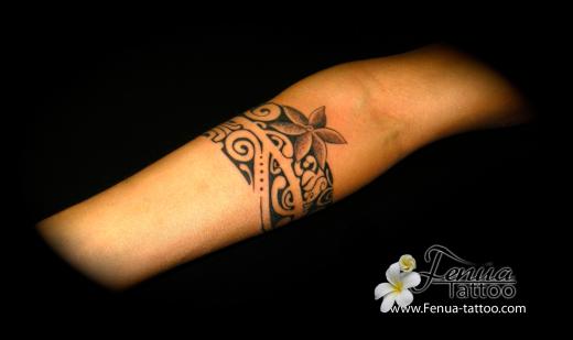 tatouage polynésien poignet