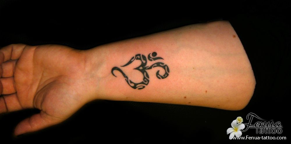 tatouage polynésien poignet