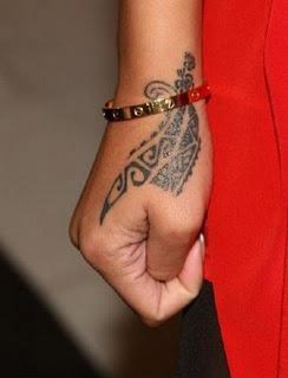 tatouage polynésien poignet homme