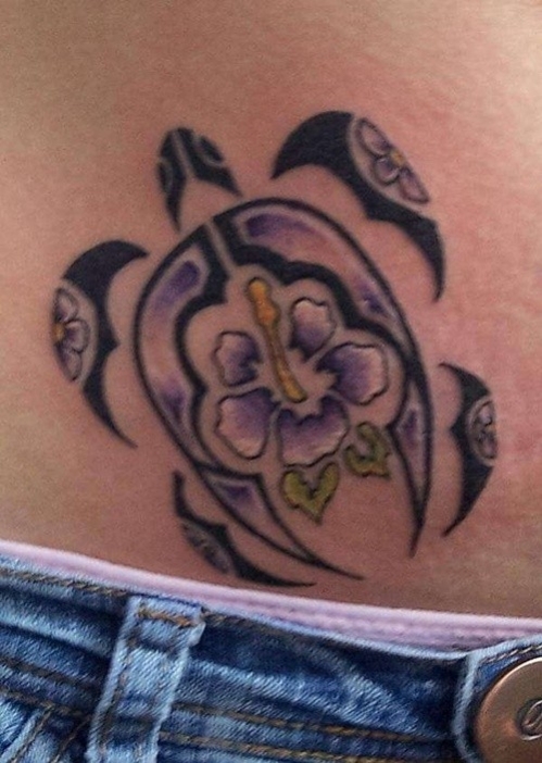 tatouage polynésien tortue hibiscus