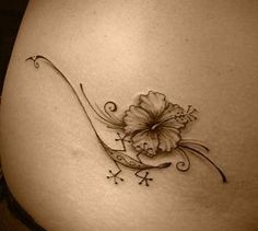tatouage polynésien tortue hibiscus