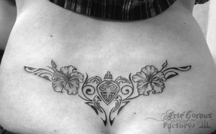 tatouage polynésien tortue hibiscus