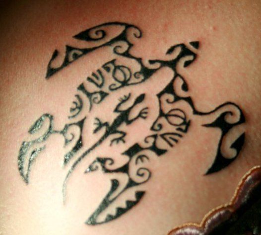 tatouage polynésien tortue hibiscus