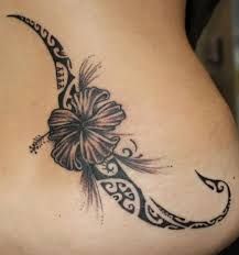 tatouage polynésien tortue hibiscus