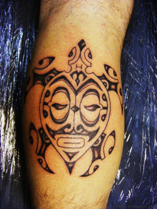 tatouage polynésien tortue mollet