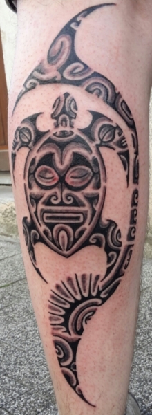 tatouage polynésien tortue mollet