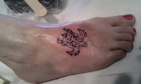 tatouage polynésien tortue pied