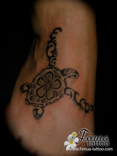 tatouage polynésien tortue pied