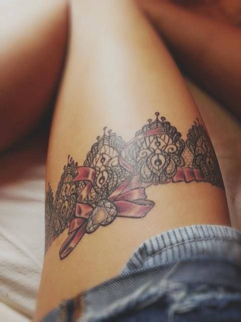 tatouage porte jarretelle noeud