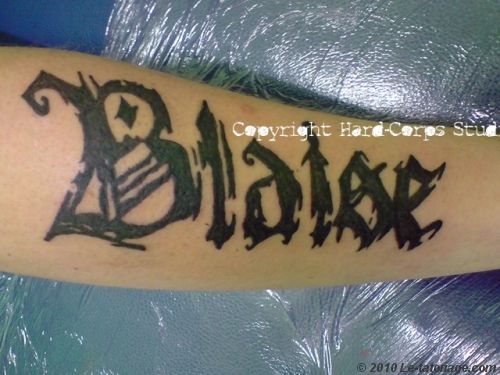 tatouage prenom ecriture gothique