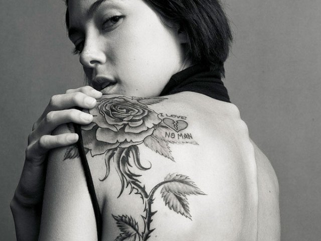 tatouage rose noire gothique
