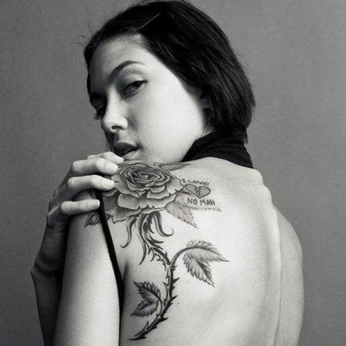 tatouage rose omoplate