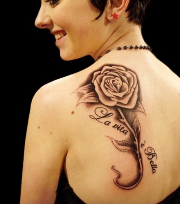 tatouage rose omoplate