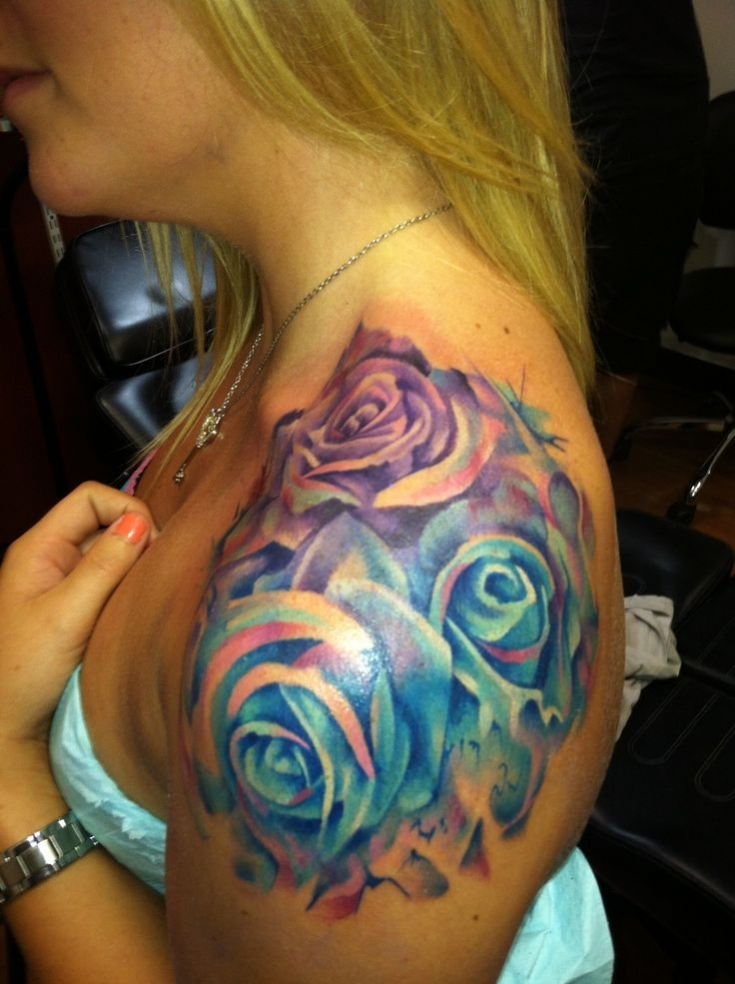 tatouage rose omoplate