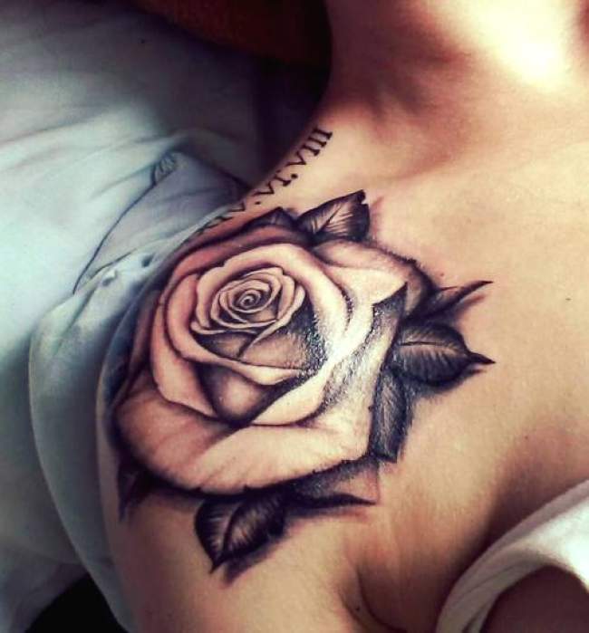 tatouage rose omoplate