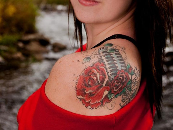 tatouage rose omoplate