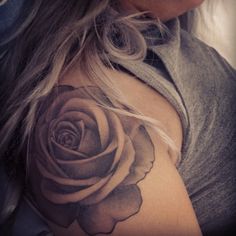 tatouage rose omoplate