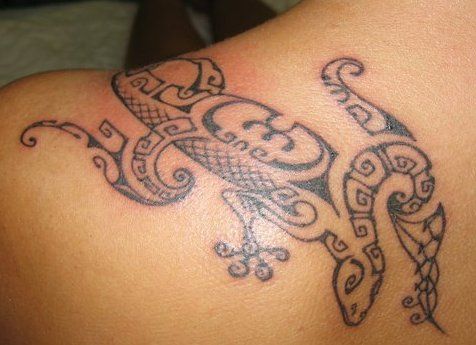 tatouage salamandre omoplate