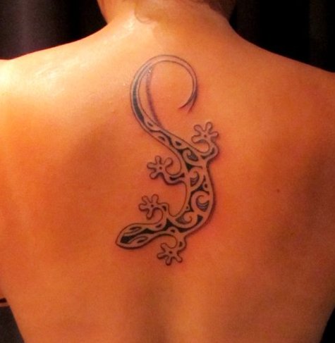 tatouage salamandre omoplate