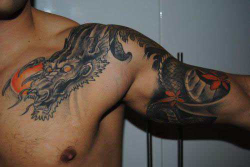 tatouage serpent pectoraux