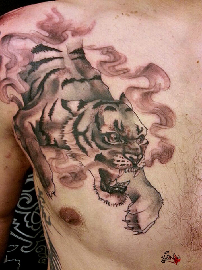 tatouage serpent pectoraux