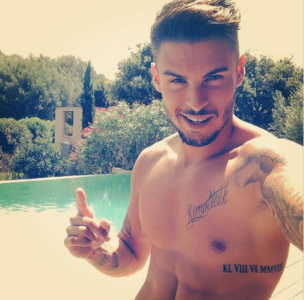tatouage sous pectoral