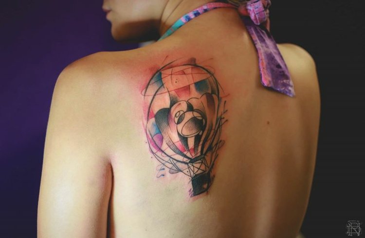 tatouage sur l'omoplate homme