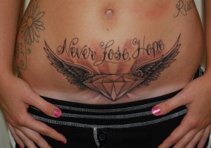 tatouage sur le ventre femme