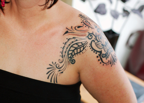 tatouage sur omoplate femme