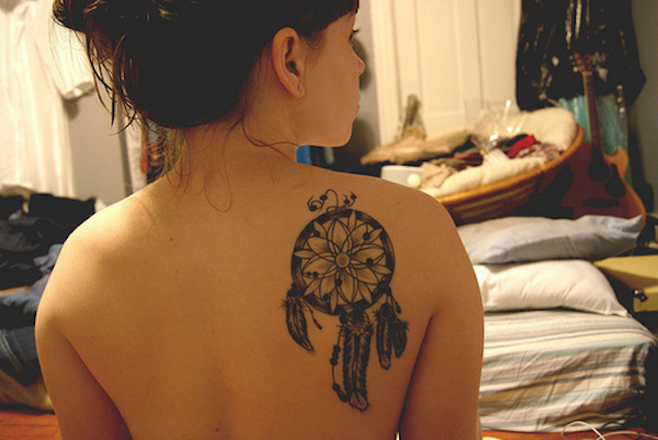 tatouage sur omoplate fille