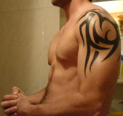 tatouage sur omoplate homme