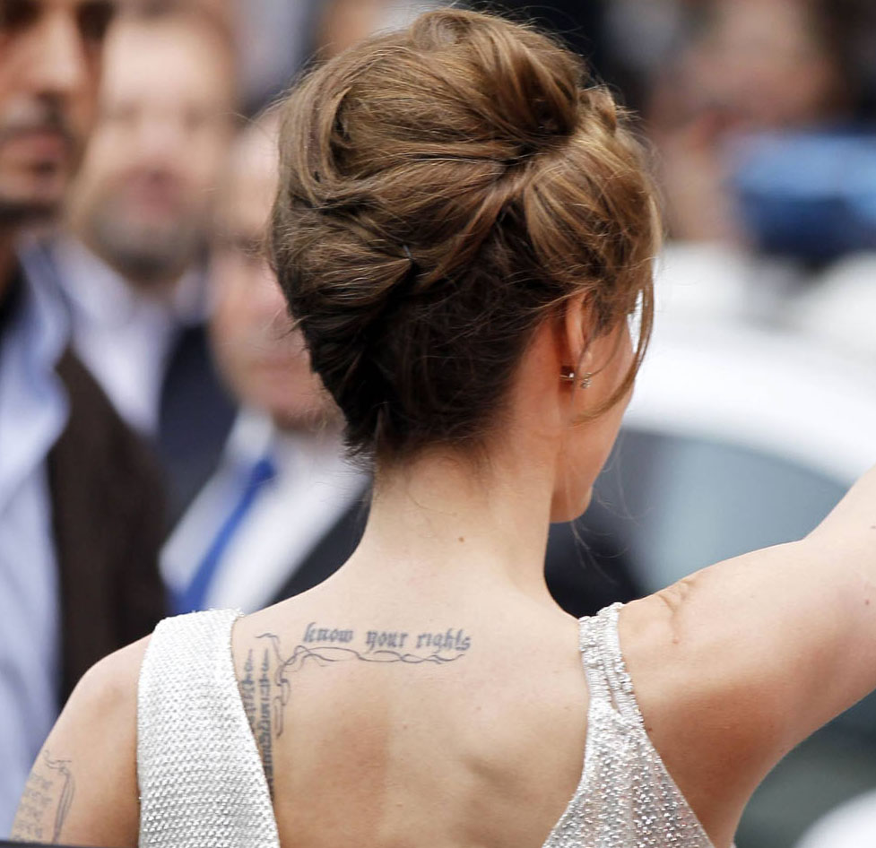 tatouage texte omoplate