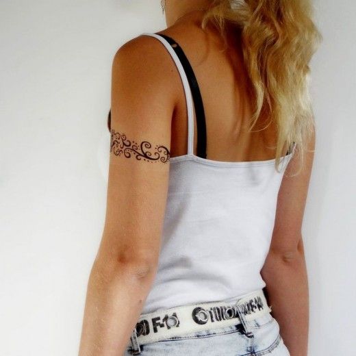 Tatouage tour de bras pour femme