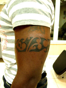 tatouage tour de bras tribal