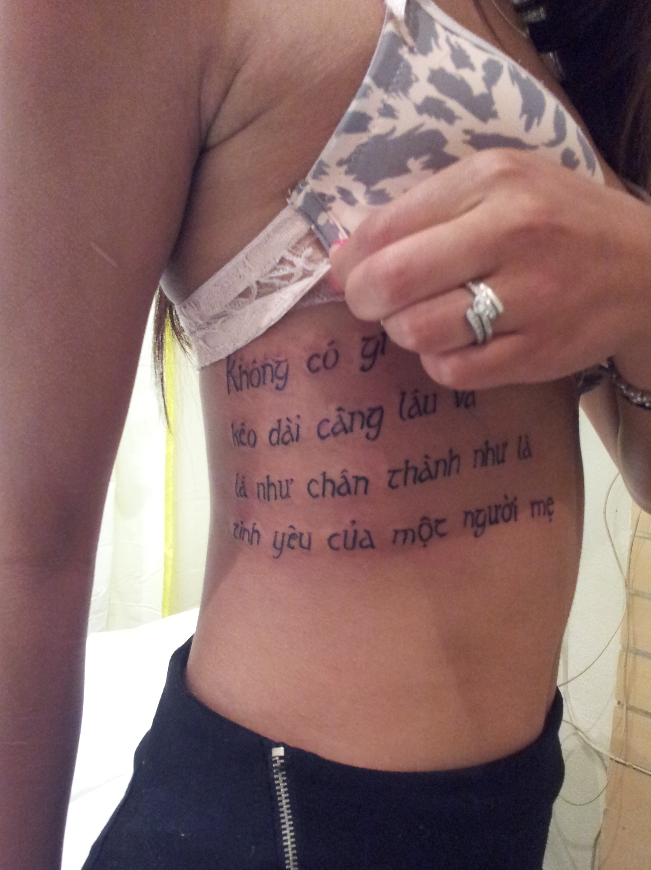 tatouage tour de cuisse ecriture