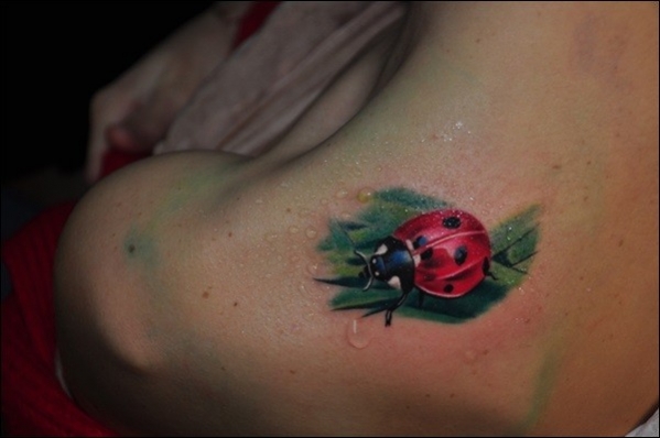 Tatouage trefle omoplate