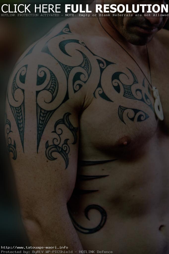 tatouage tribal au pectoraux