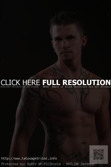 tatouage tribal au pectoraux
