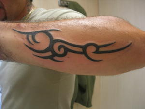 tatouage tribal avant bras intérieur