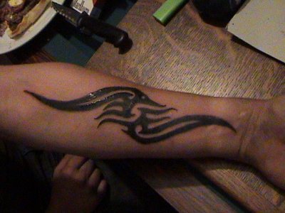 tatouage tribal avant bras intérieur