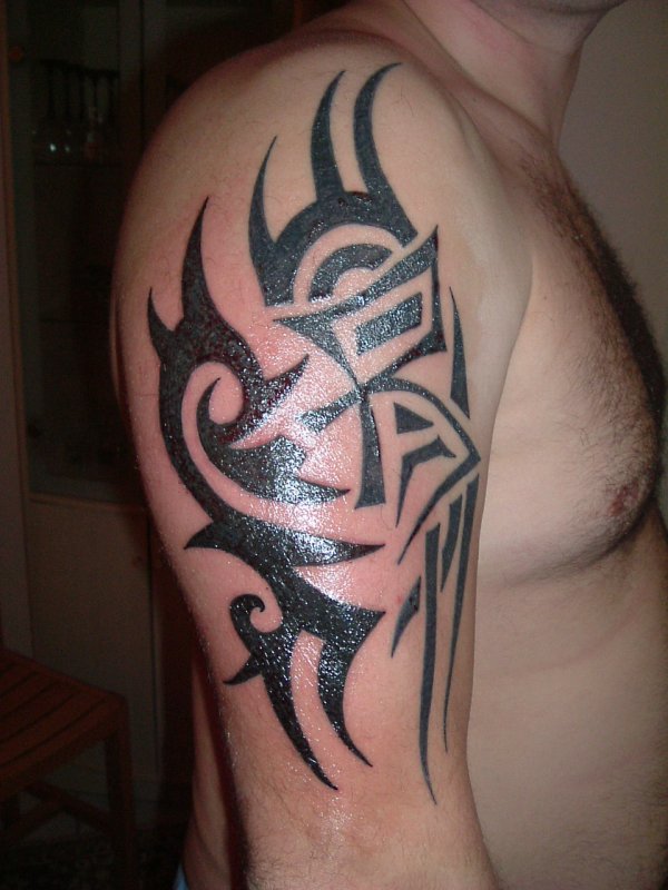Tatouage tribal avec initiale