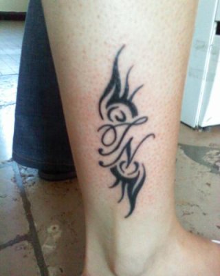 tatouage tribal avec initiale