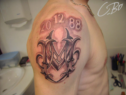 tatouage tribal avec initiale