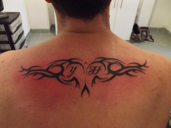 tatouage tribal avec initiale